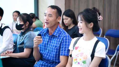 Bùi Th?Hà Linh và b?trong ngày nhập học 