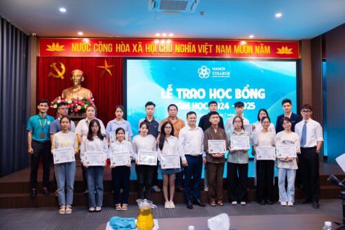 Thầy Bùi Quang Thịnh, Ch?tịch Hội đồng Trường trao chứng nhận học bổng cho 14 tân sinh viên HNC